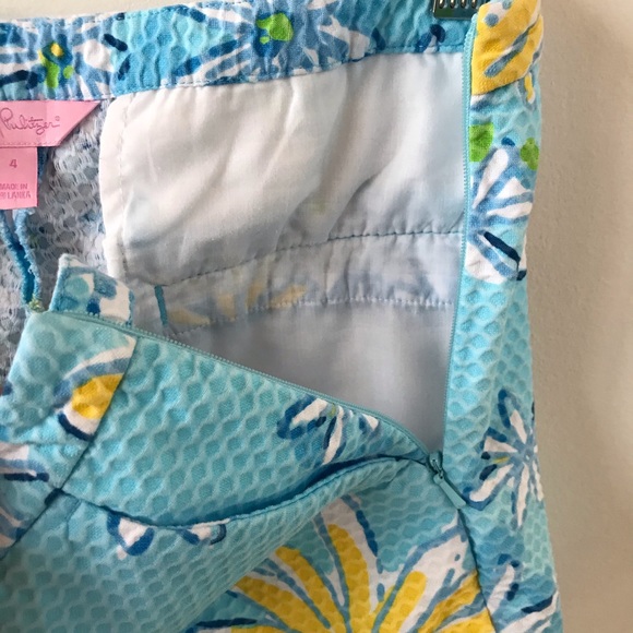 Lily Pulitzer blue daisy pattern shorts - Picture 9 of 10